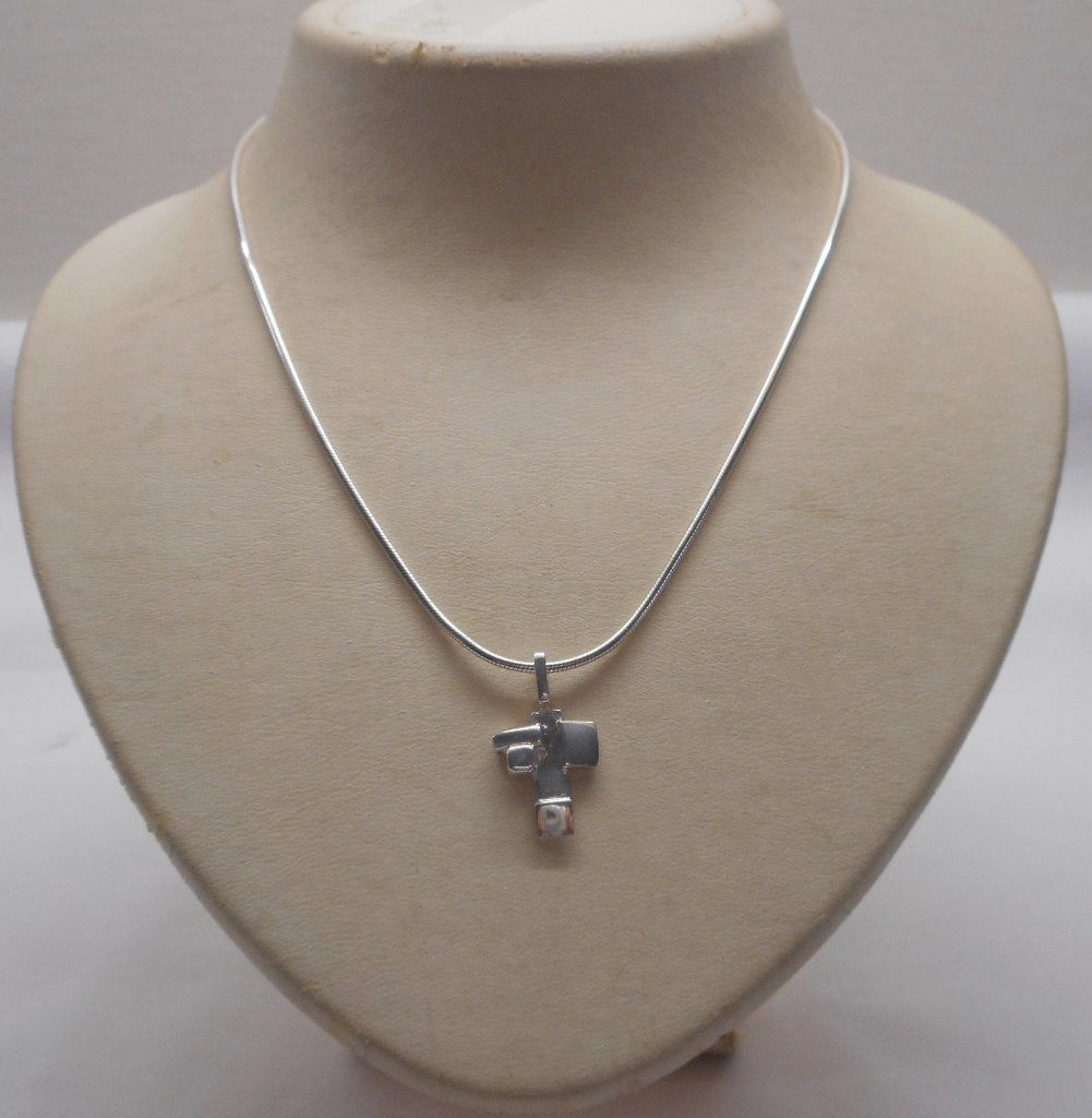 Zilveren ketting met modernist hangertje nr.038