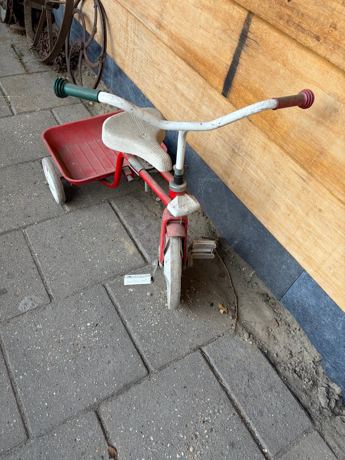 Leuke oude rode driewieler met laadbakje, Ophalen of Verzenden, Gebruikt, Terugtraprem