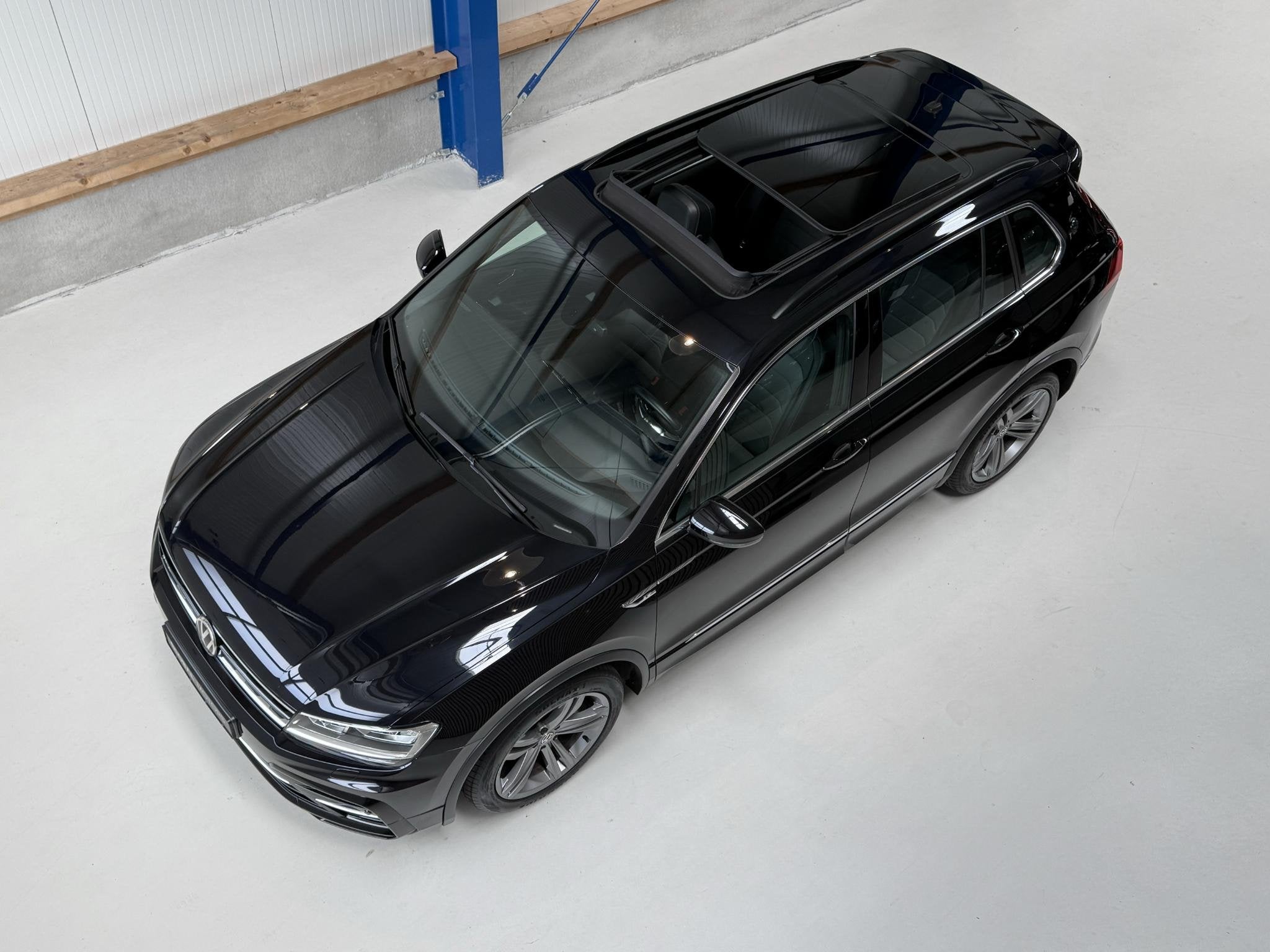 Volkswagen Tiguan 1.5 TSI ACT Highline R Line - PANORAMADAK, Auto's, Volkswagen, Euro 6, 150 pk, Zwart, Bedrijf
