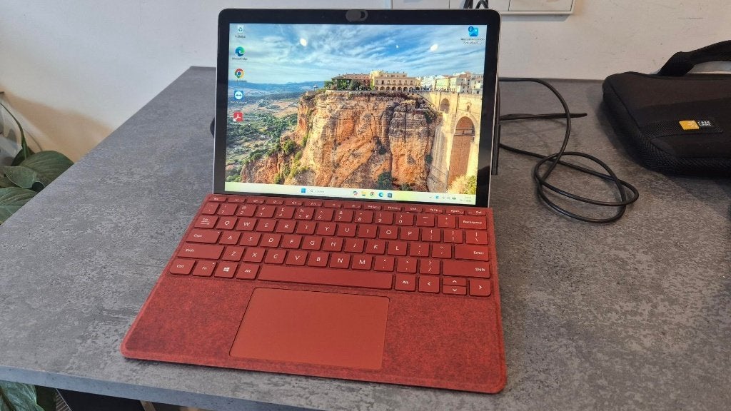 Surface Go 2 | Incl. Lader en Hoes, Ophalen of Verzenden, Zo goed als nieuw, 10 inch, 64 GB