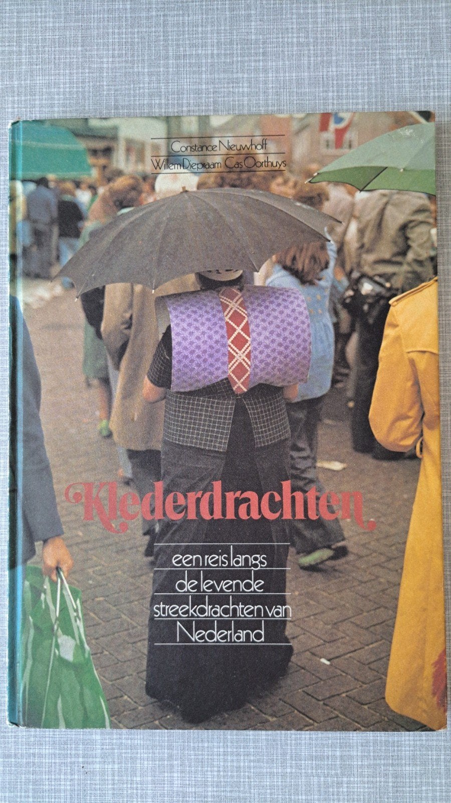 Klederdrachten: Een reis langs levende streekdrachten, Ophalen of Verzenden, Gelezen, Constance Nieuwhoff, Willem Diepraam, Cas Oorthuys