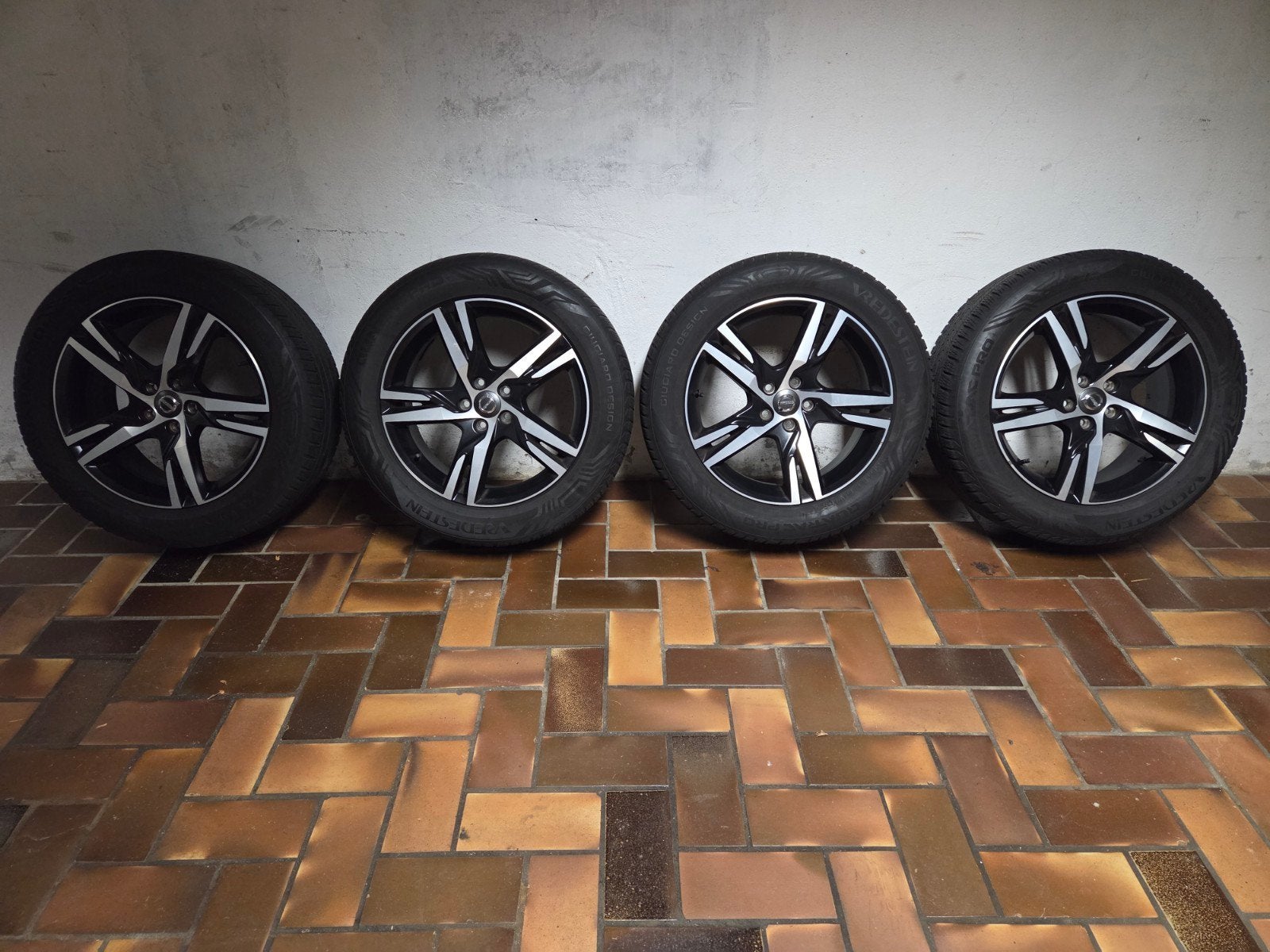 Volvo XC40 R Design 18 inch velgen met all season banden, Ophalen, 18 inch, Banden en Velgen, 235 mm
