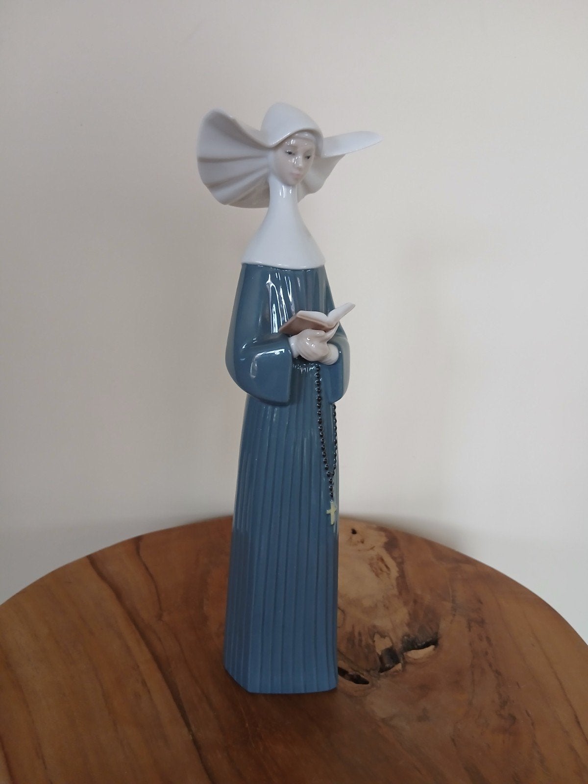 Lladro Beeldje Zuster met Rozenkrans en Boek, Ophalen of Verzenden