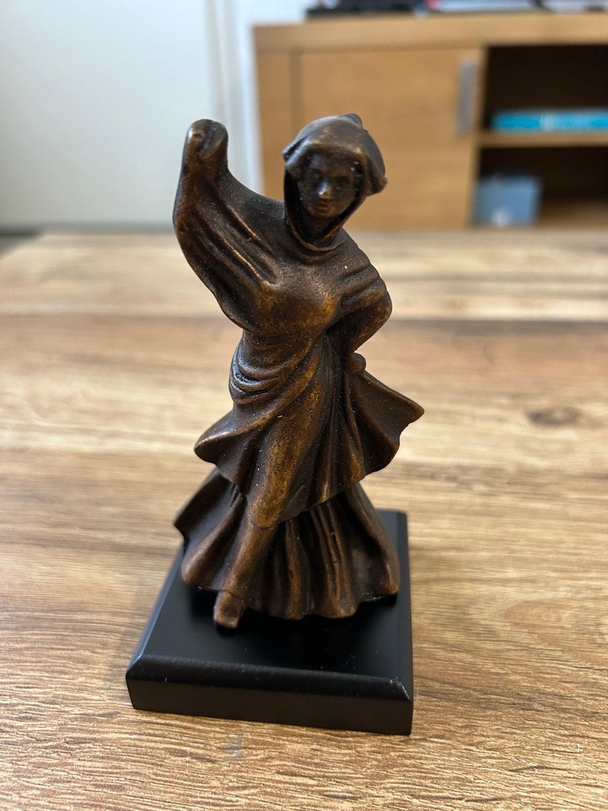 Gesluierde danseres - Griekse oudheid reproductie, Antiek en Kunst, Minder dan 20 cm, Ophalen of Verzenden, Beeld, Bruin