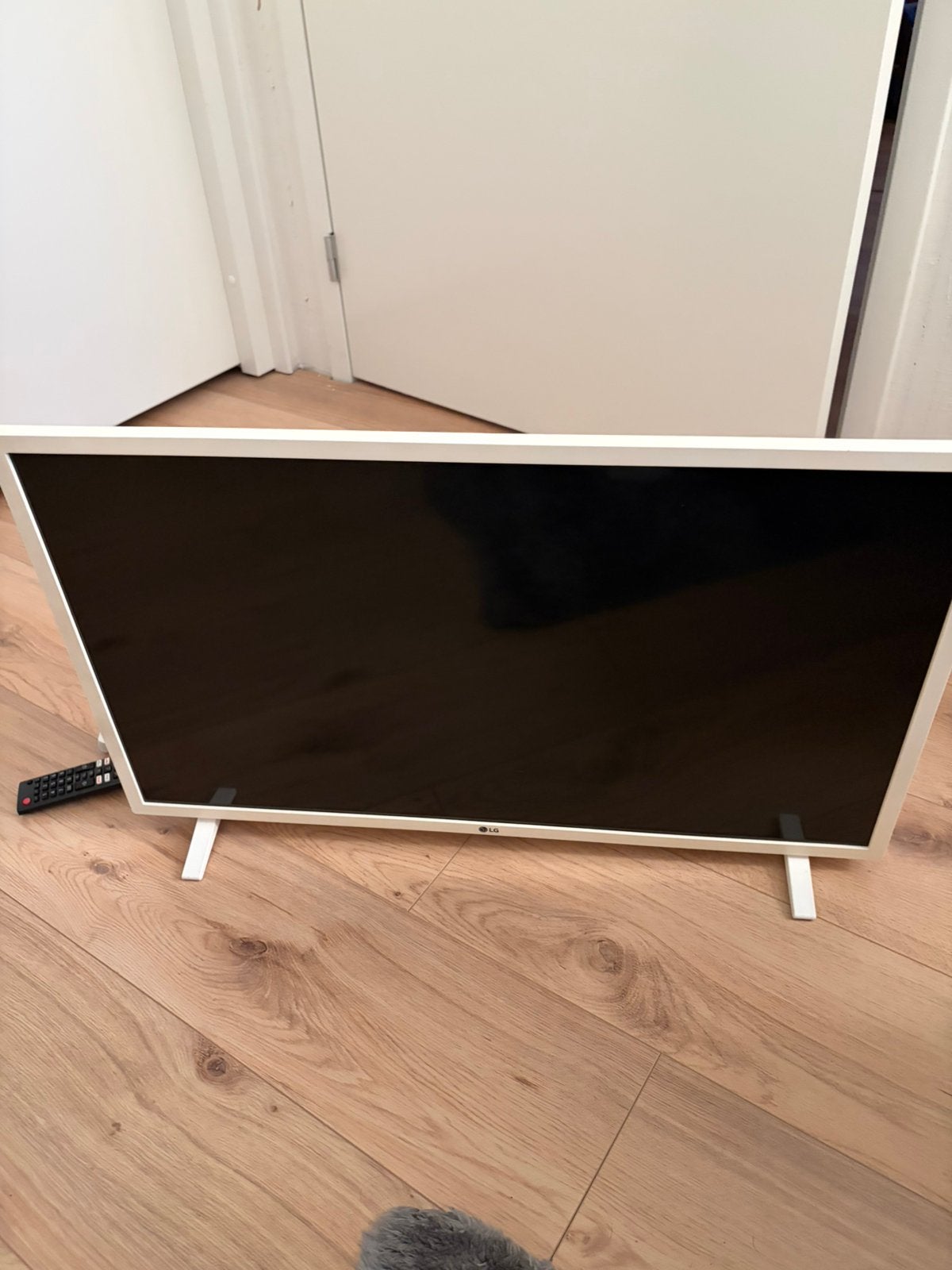 32” Inch LG Smart TV met UTP aansluiting, Ophalen, Zo goed als nieuw, Vrijstaande haard, Elektrische haard