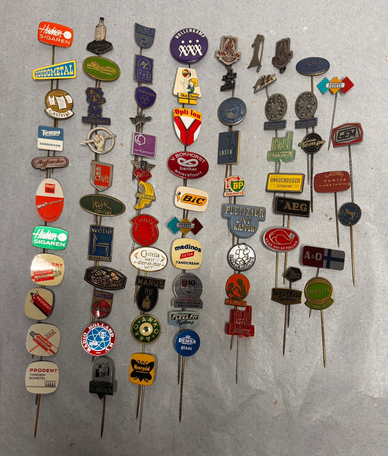 67 vintage reclame speldjes & pins – diverse merken, Ophalen of Verzenden, Gebruikt, Merk, Speldje of Pin