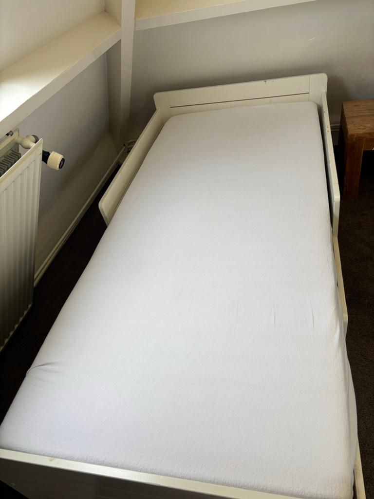 IKEA uitschuifbaar logeerbed/kinderbed 100x200cm, Huis en Inrichting, Slaapkamer | Bedden, Ophalen, Eenpersoons, Wit, Zo goed als nieuw