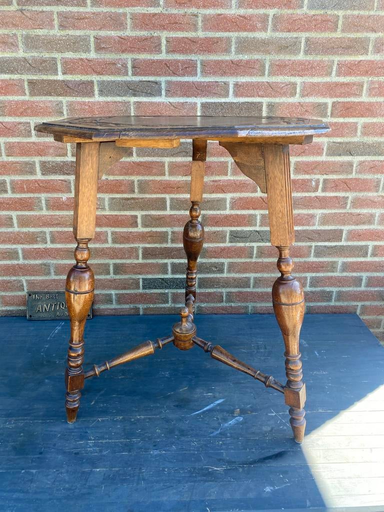 Antieke houten bijzettafel met houtsnijwerk, Ophalen of Verzenden