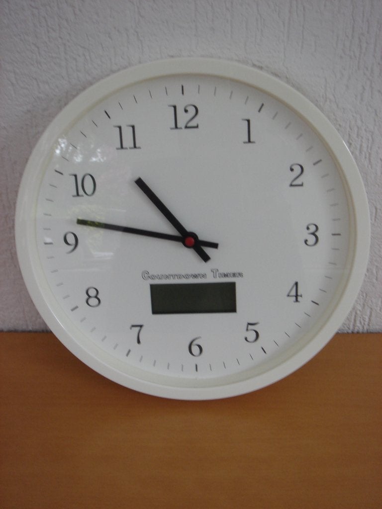 Witte analoge klok  , Ophalen of Verzenden, Gebruikt, Analoog, Wandklok