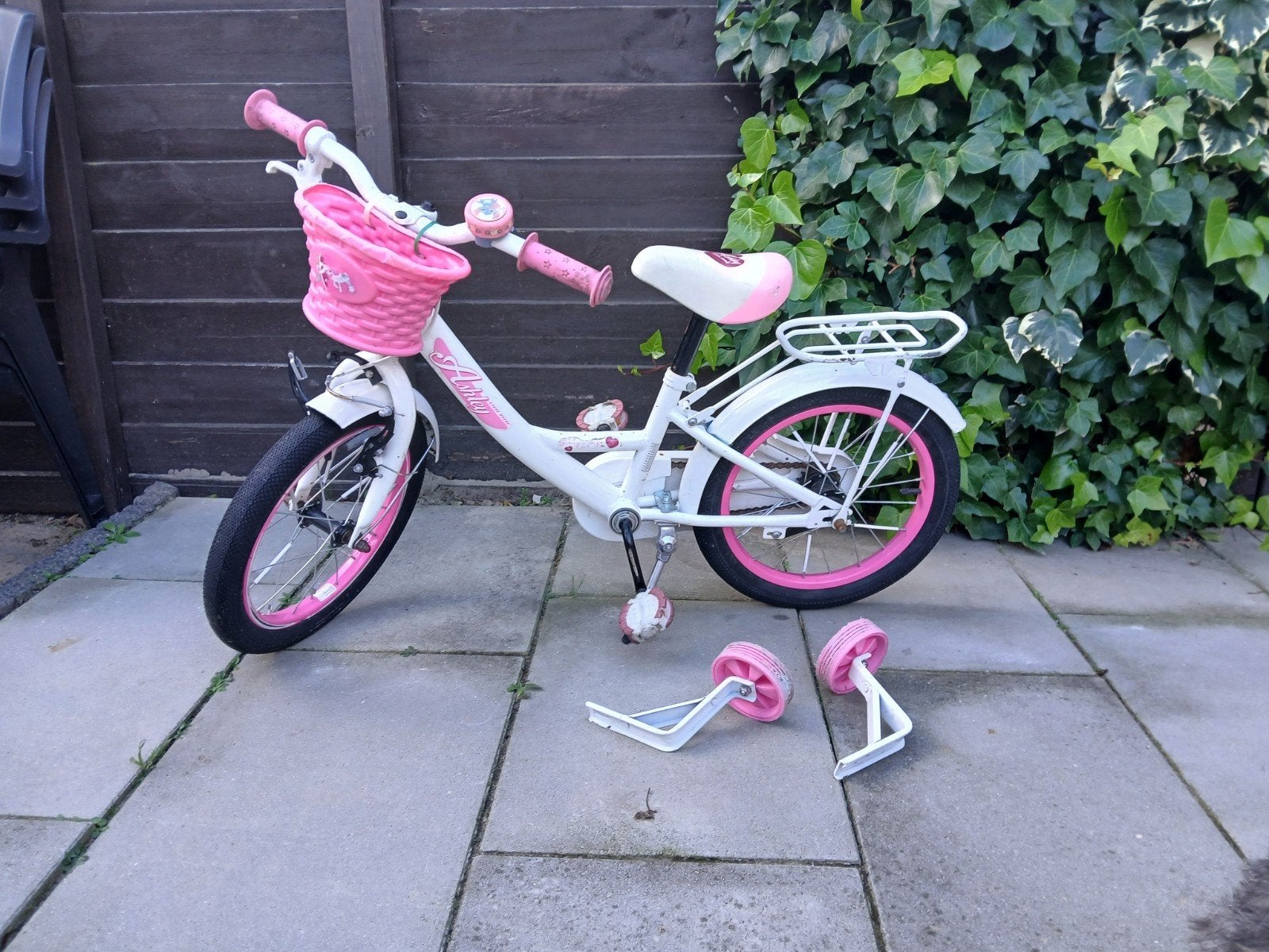 Leuke witte kinderfiets met roze accenten en zijwieltjes, Fietsen en Brommers, Ophalen, Zijwieltjes, Velgrem, Ashley
