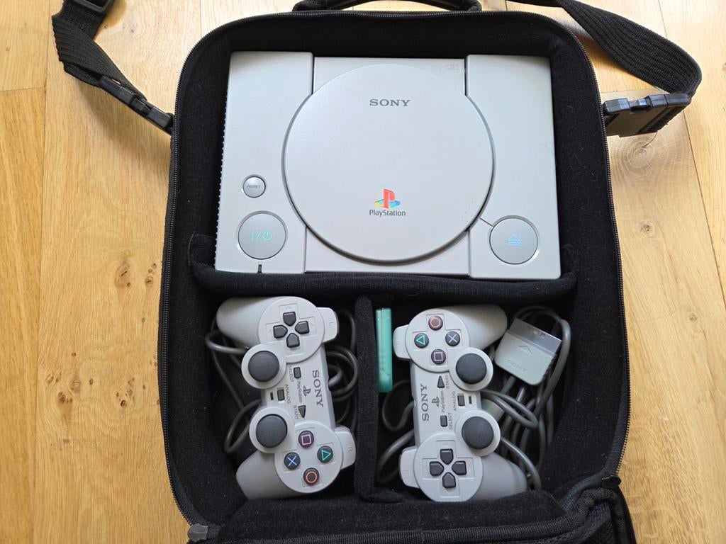 Sony Playstation 1 met 2 controllers + 2 spellen, Spelcomputers en Games, Spelcomputers | Sony PlayStation 1, Ophalen, Zo goed als nieuw