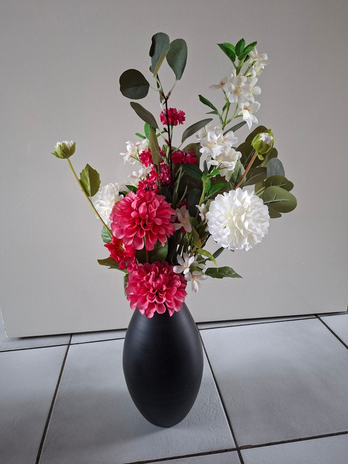 Zwarte vaas met kunstbloemen - Dahlia's en meer, Huis en Inrichting, Woonaccessoires | Vazen, Ophalen, Zwart, Inclusief decoratie