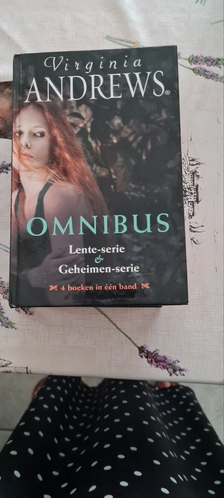 Virginia Andrews - Lente-serie en Geheimen-serie, omnibus, Ophalen of Verzenden, Zo goed als nieuw, Virginia Andrews