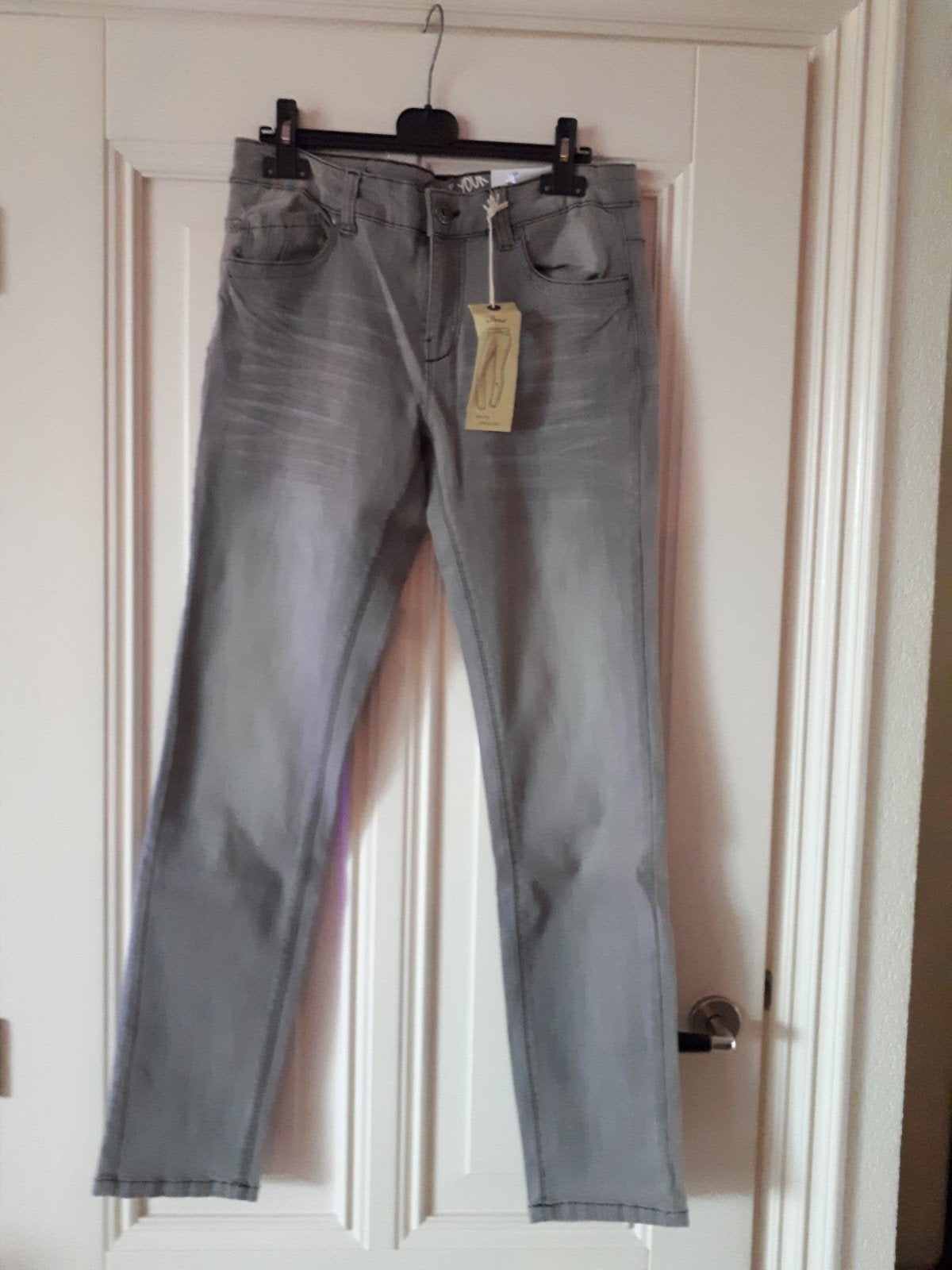 SPIJKERBROEK MAAT 40 NIEUW KLEUR GRIJS, Kleding | Dames, Spijkerbroeken en Jeans, Ophalen of Verzenden, Nieuw, Grijs, W30 - W32 (confectie 38/40)