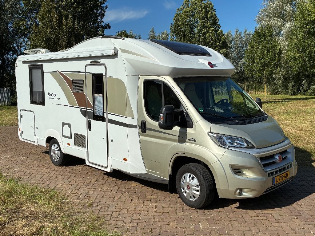 Bürstner Ixeo IT700, Queensbed + Hefbed TOPSTAAT 39.304 km, Caravans en Kamperen, Ringverwarming, Koelkast, Fiat, 6 tot 7 meter
