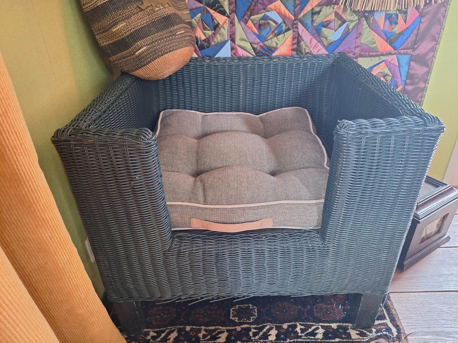 Unieke rieten hondenmand, Huis en Inrichting, Ophalen, Kunststof, Minder dan 75 cm, Zo goed als nieuw