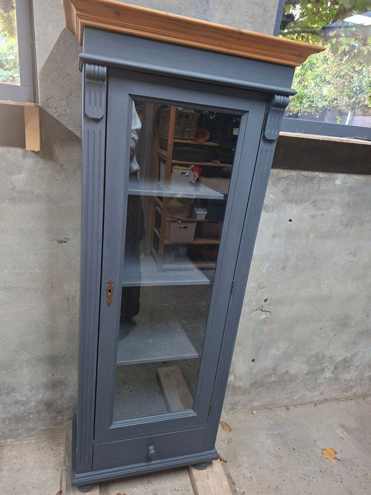 vitrinekast - Grijs met houten blad, Huis en Inrichting, Ophalen of Verzenden