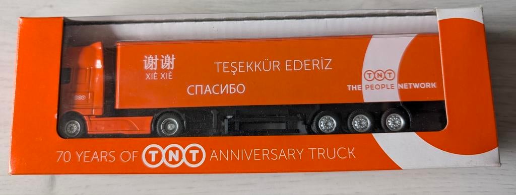 TNT Vrachtwagen – 70-Jarig Jubileum – Nieuw in doos!, Hobby en Vrije tijd, Modelauto's | Overige schalen, Ophalen of Verzenden