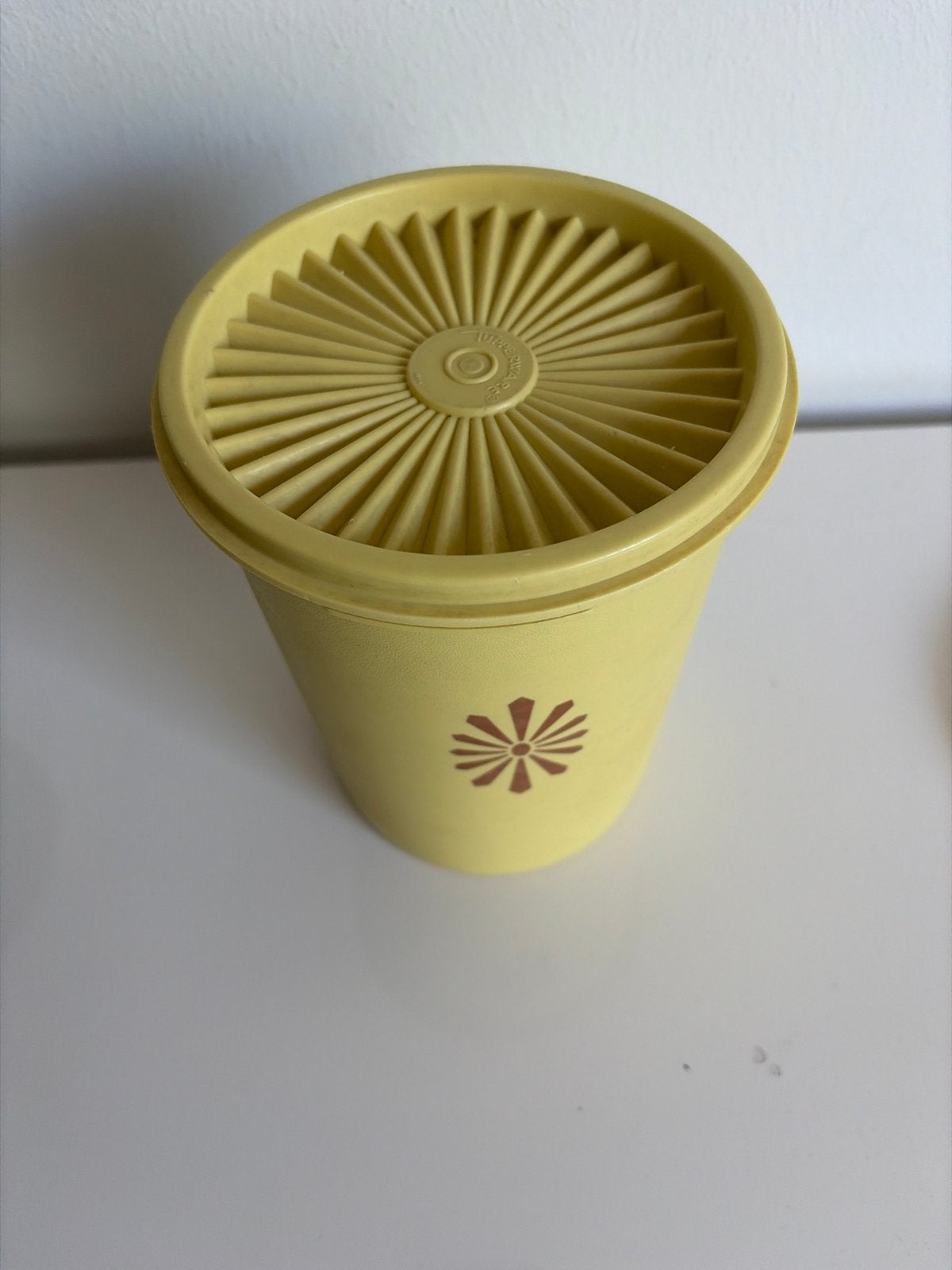 #811-17 Vintage Tupperware bus - Geel met Bloemmotief, Gebruikt, Geel, Ophalen of Verzenden, Met deksel