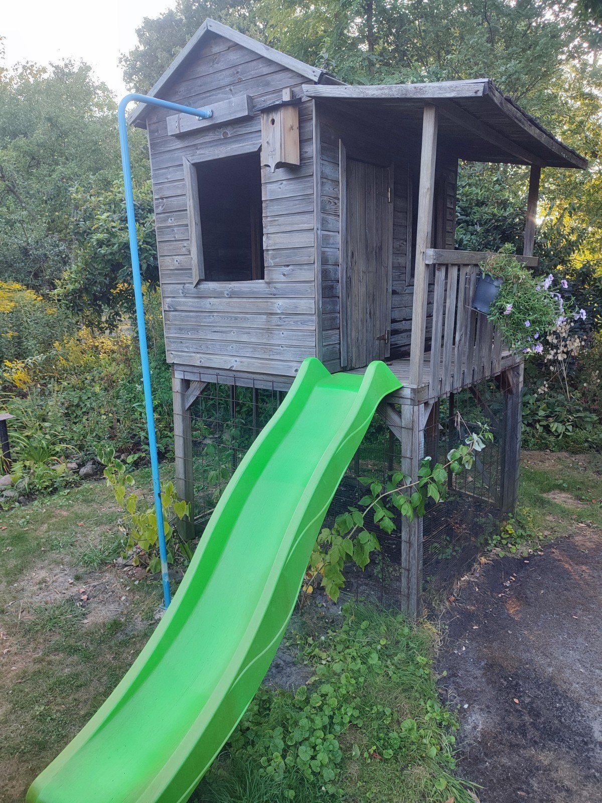 Houten speelhuisje met glijbaan en veranda, Kinderen en Baby's, Speelgoed | Buiten | Speelhuisjes, Ophalen, Gebruikt, Hout