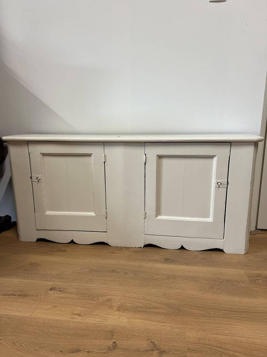 Kavel 70 - Antiek houten wanddressoir / lage servieskast