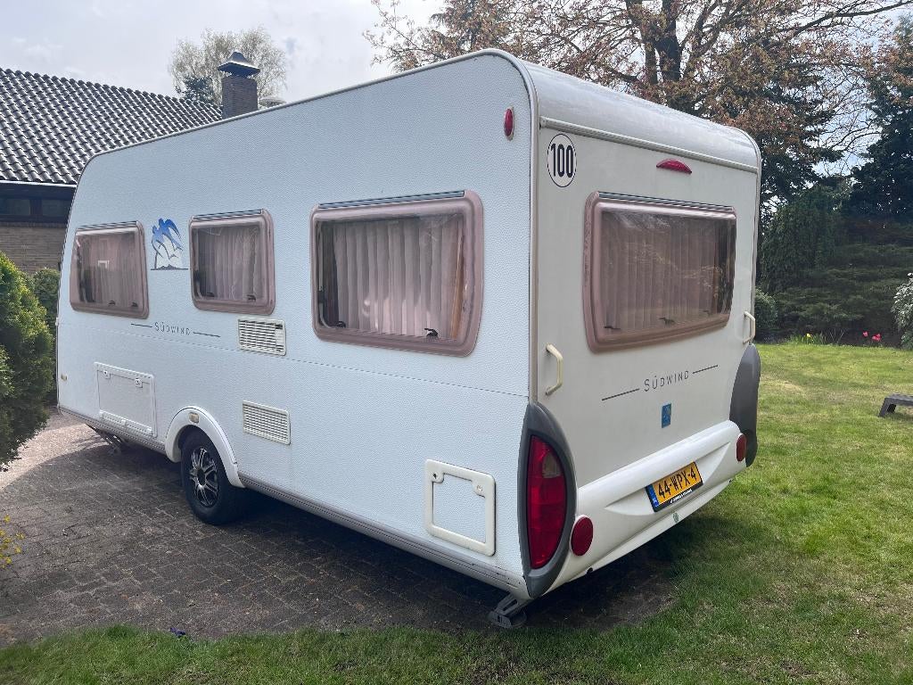 Knaus Sudwind 450 FU (1300kg!), Caravans en Kamperen, Caravans, Rondzit, Frans bed, Bedrijf, 750 - 1000 kg