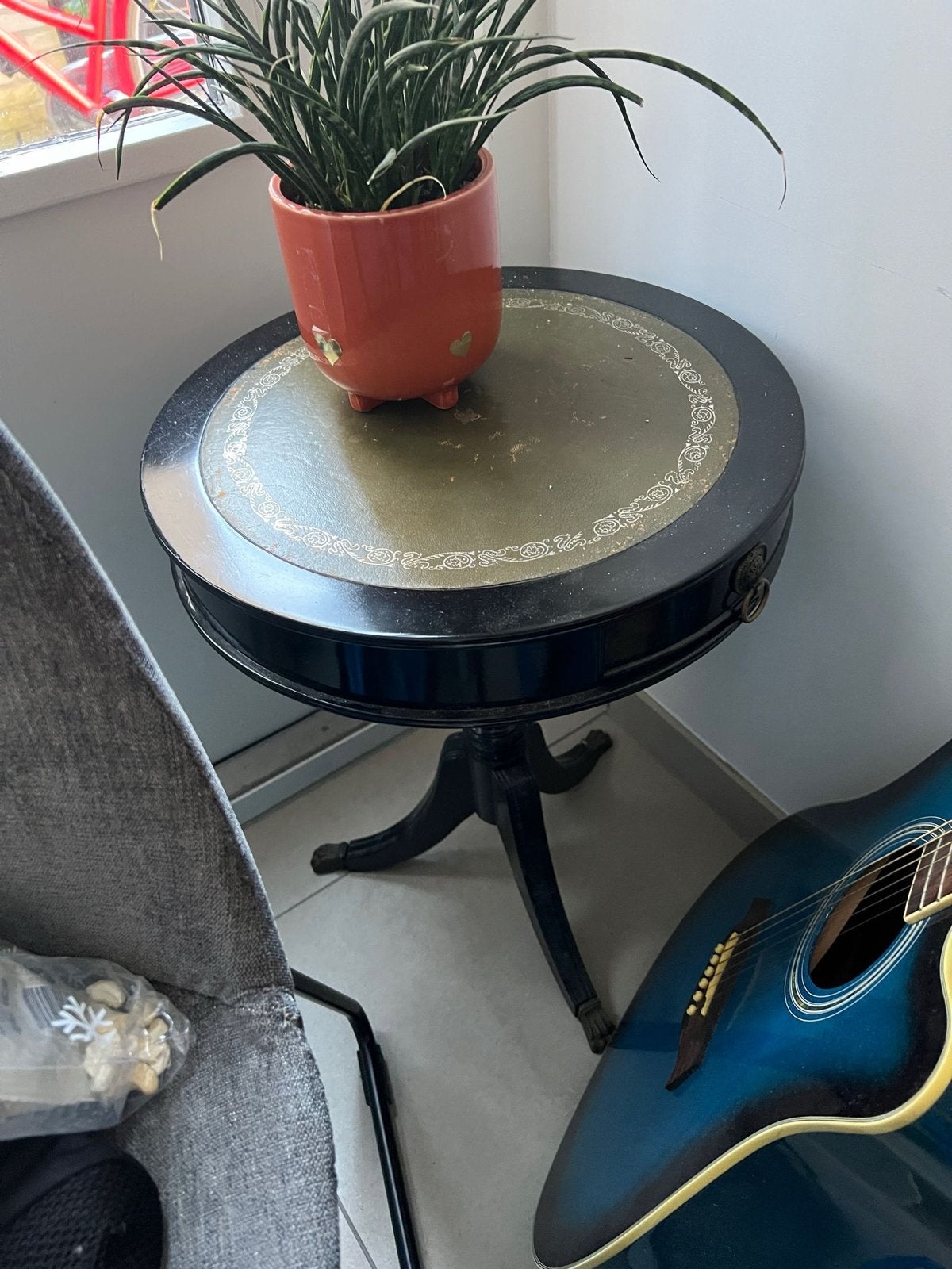 Antieke ronde bijzettafel - zwart met groen leren blad, Ophalen of Verzenden