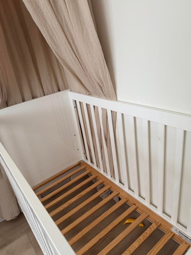 Wit ledikantje voor baby of peuter, Ophalen, Gebruikt, Minder dan 140 cm, Matras