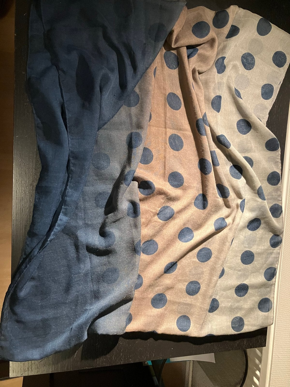 Stijlvolle sjaal met donkerblauwe stippenpatroon-col sjaal, Kleding | Dames, Ophalen of Verzenden, Zo goed als nieuw, Sjaal
