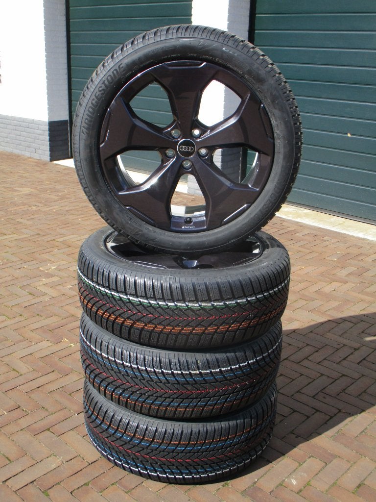 NIEUW Orig. Audi Q4 20 inch winterbanden S Line Sport breed, Auto-onderdelen, Banden en Velgen, Banden en Velgen, Nieuw, 235 mm