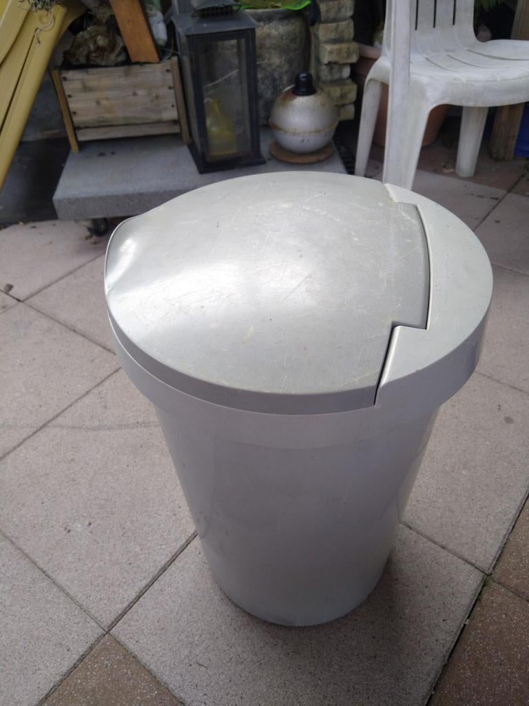 Handige kunststof prullenbak met zwenkdeksel, Ophalen, Kunststof, Gebruikt, 50 tot 75 cm