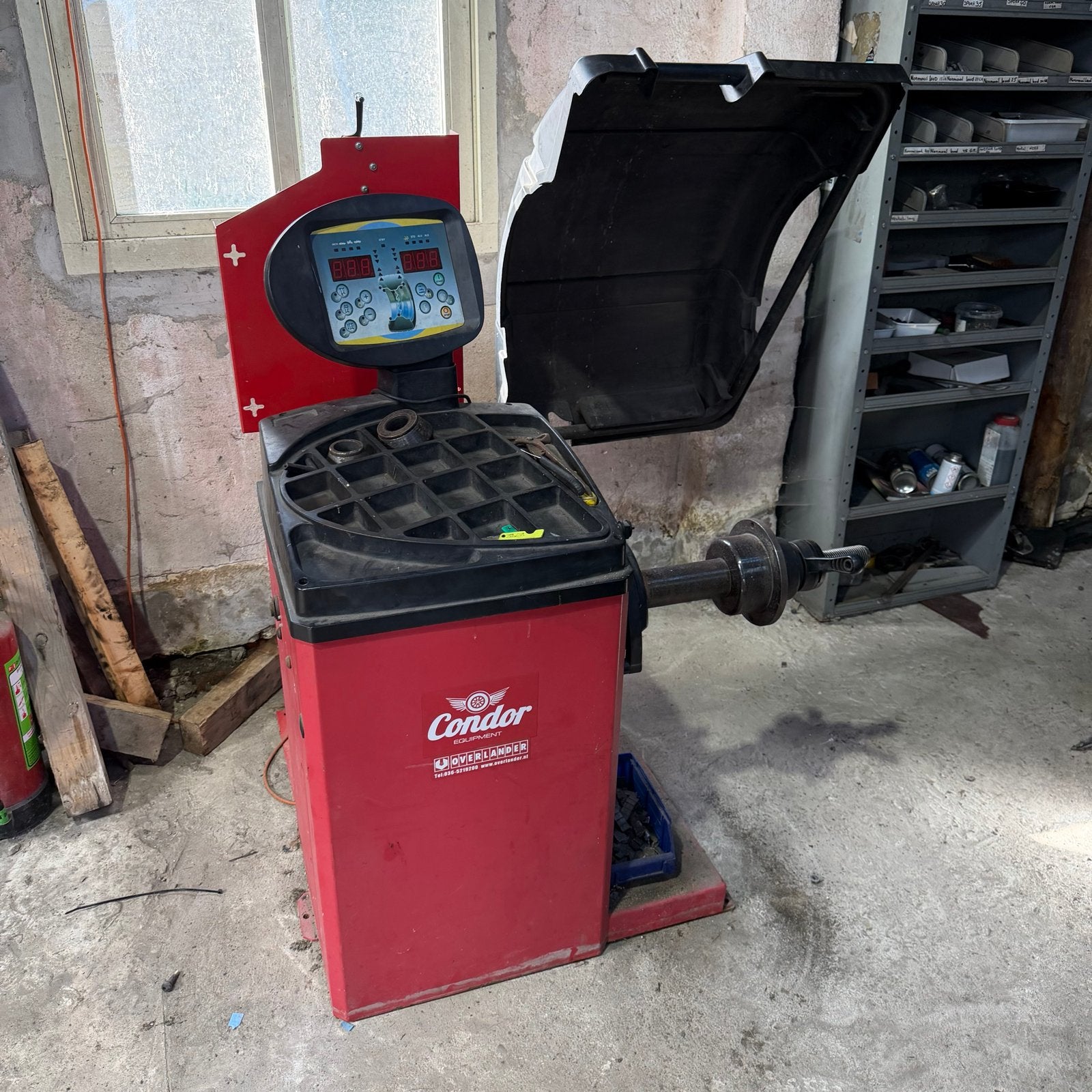 Condor balanceerapparaat met stelling vol balanceerlood, Ophalen, Gebruikt