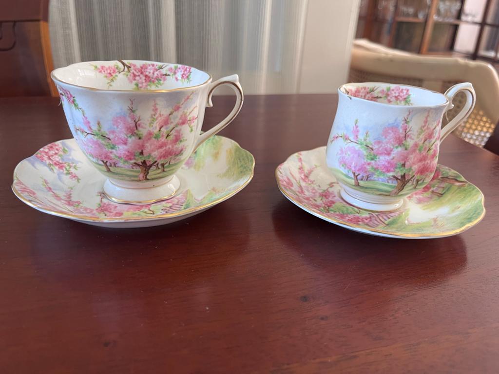 Royal Albert man-vrouw theekopjes en schotels - 2 sets, Antiek en Kunst, Ophalen of Verzenden