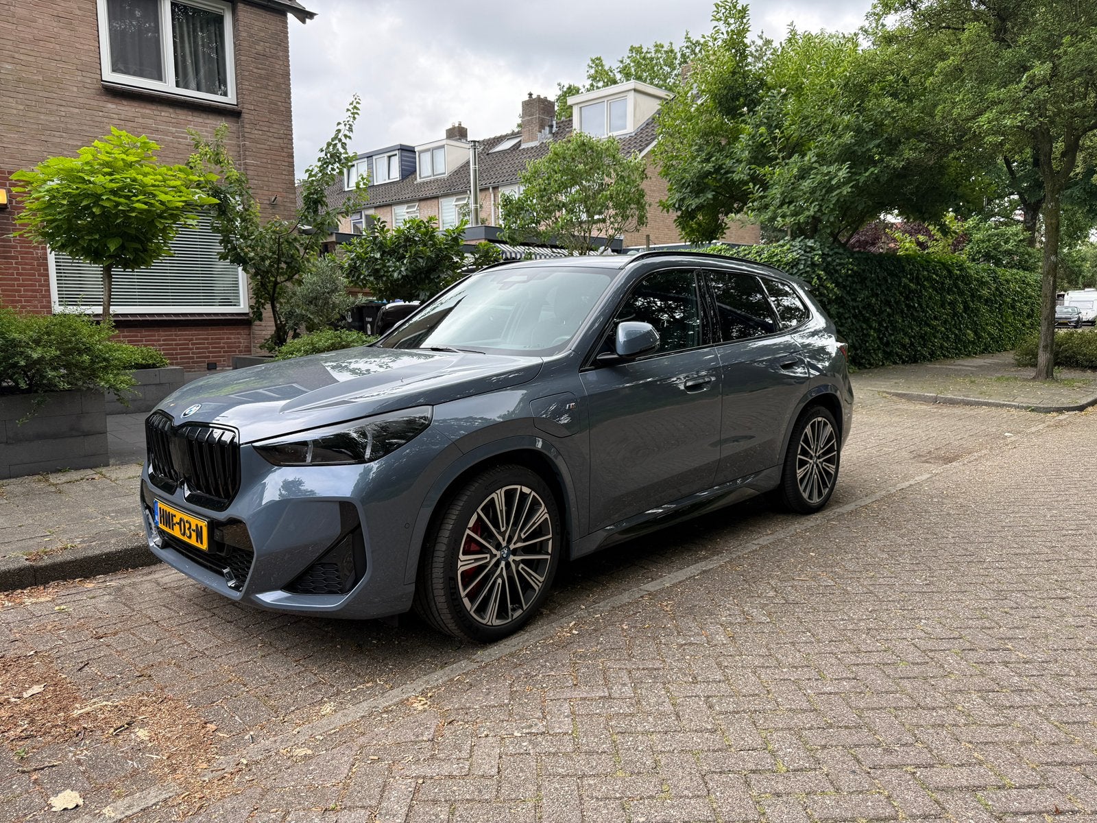 BMW X1 xDrive25e M Sport Pro | 2025 | Storm Bay | 9.912 | NL, Auto's, BMW, 136 pk, Zwart, 4 cilinders, Vierwielaandrijving