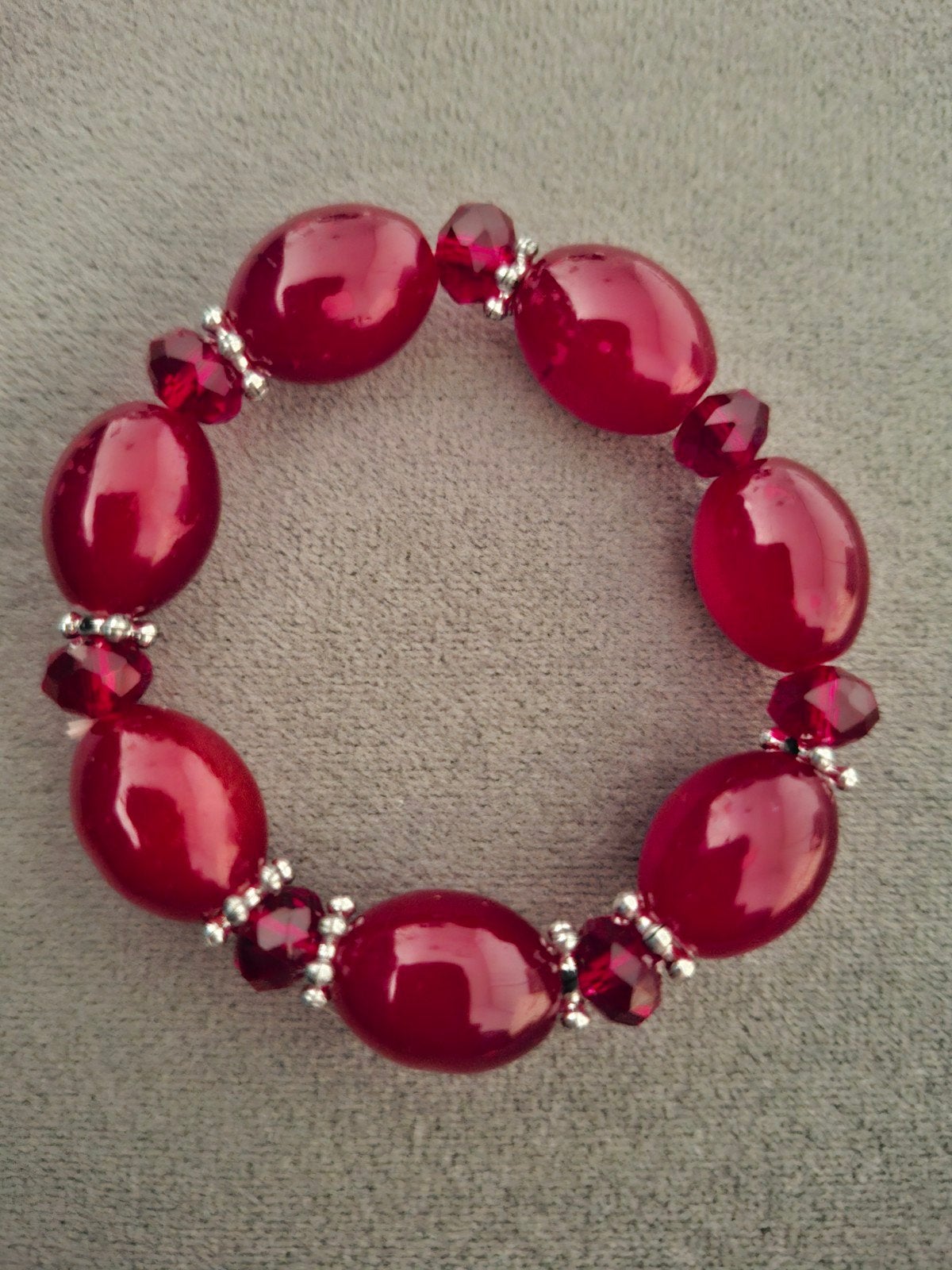 Elegante rode kralenarmband met zilverkleurige accenten, Overige materialen, Gebruikt, Rood, Met bedels of kralen