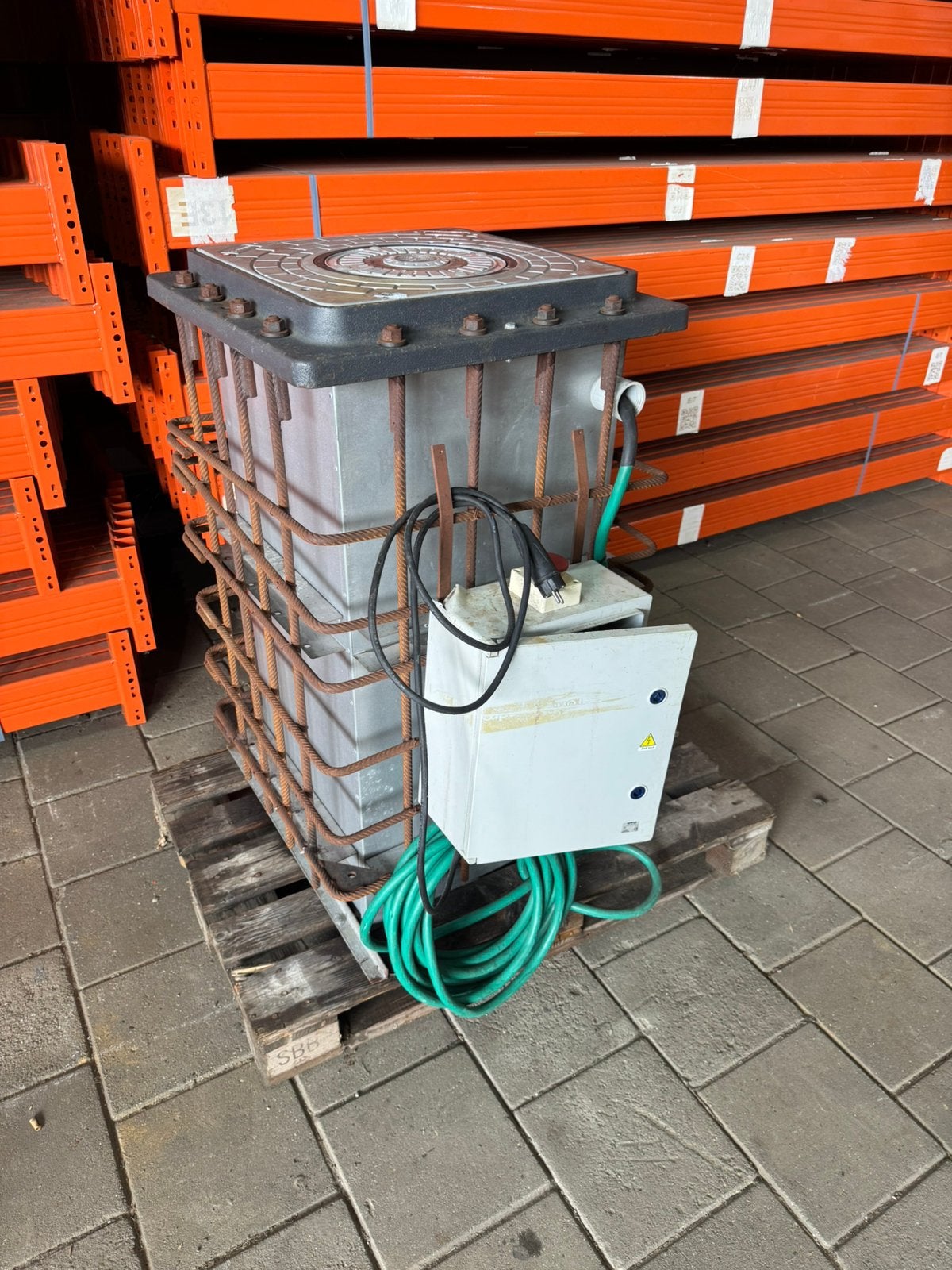 Pilomat hydraulische verzinkbare rampaal 230V, Ophalen, Zo goed als nieuw, Laadkabel