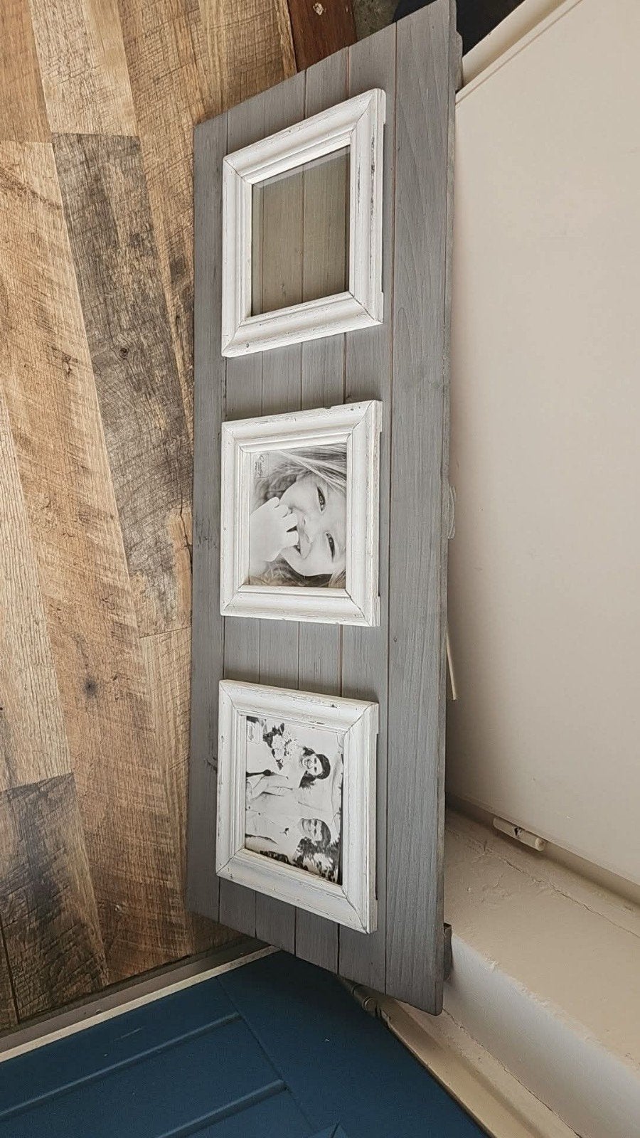 Houten fotolijst met 3 witte kaders - Gebruikt maar goed, Huis en Inrichting, Hangend, Gebruikt, Ophalen of Verzenden, Fotolijst