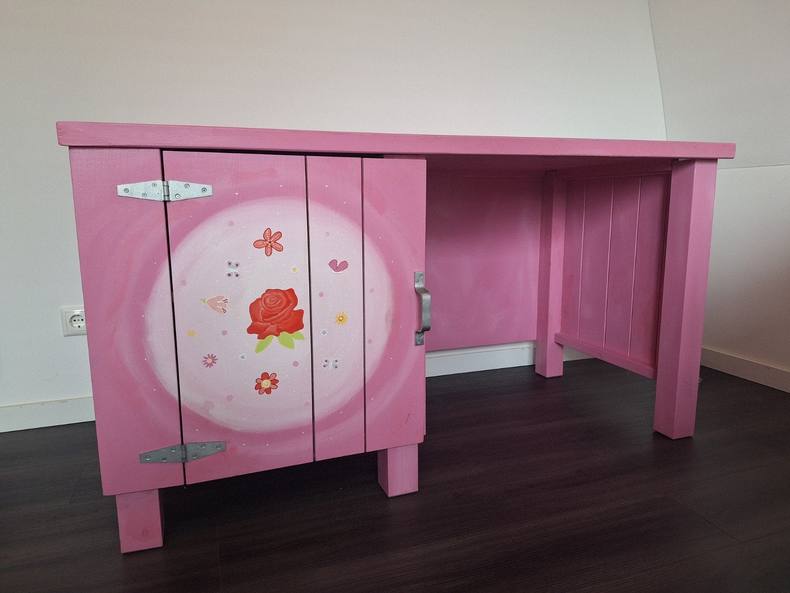 Foto 4 van Kinderkamer roze - Bed, Bureau, Kast, Nachtkastje