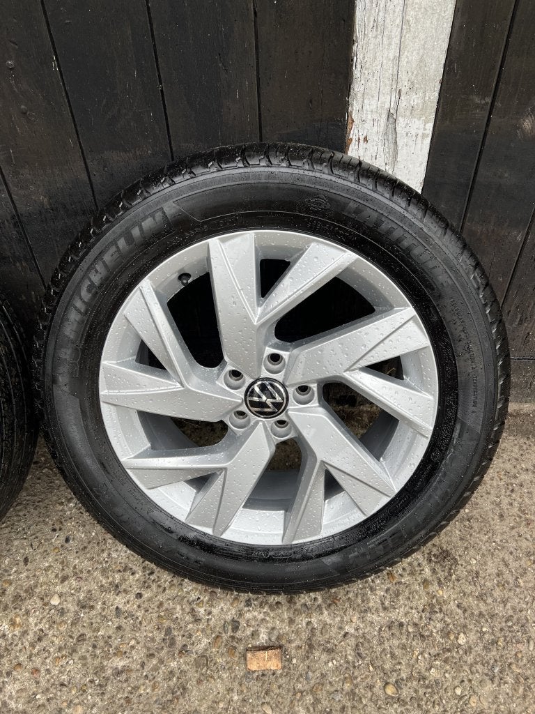 5x112 Originele Volkswagen Tiguan Frankfurt all-season 18”, Auto-onderdelen, Banden en Velgen, 18 inch, Gebruikt, Banden en Velgen
