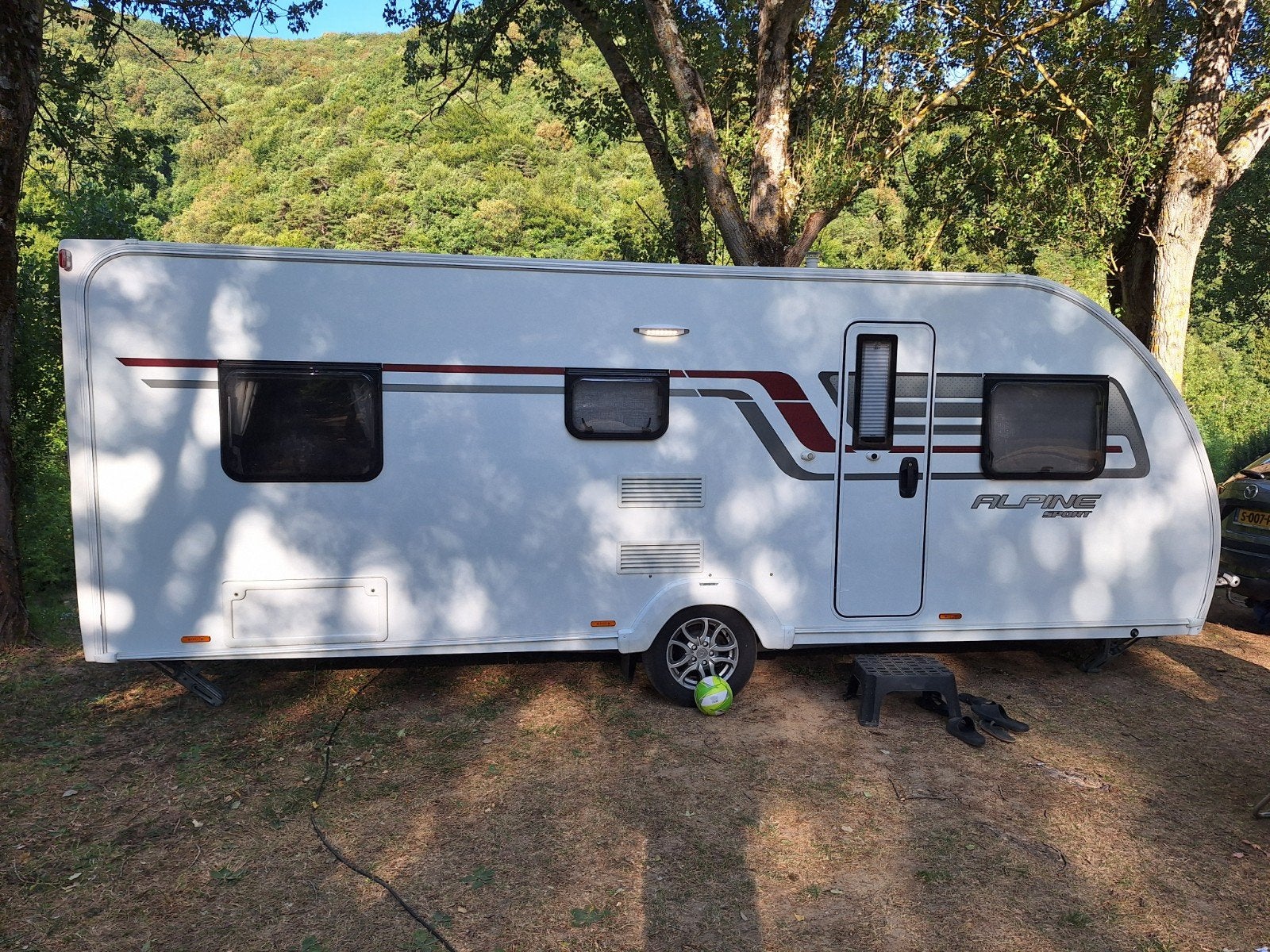Sprite Alpine Sport 510 KF - 6 p caravan, Rondzit, Frans bed, 7 tot 8 meter, Particulier