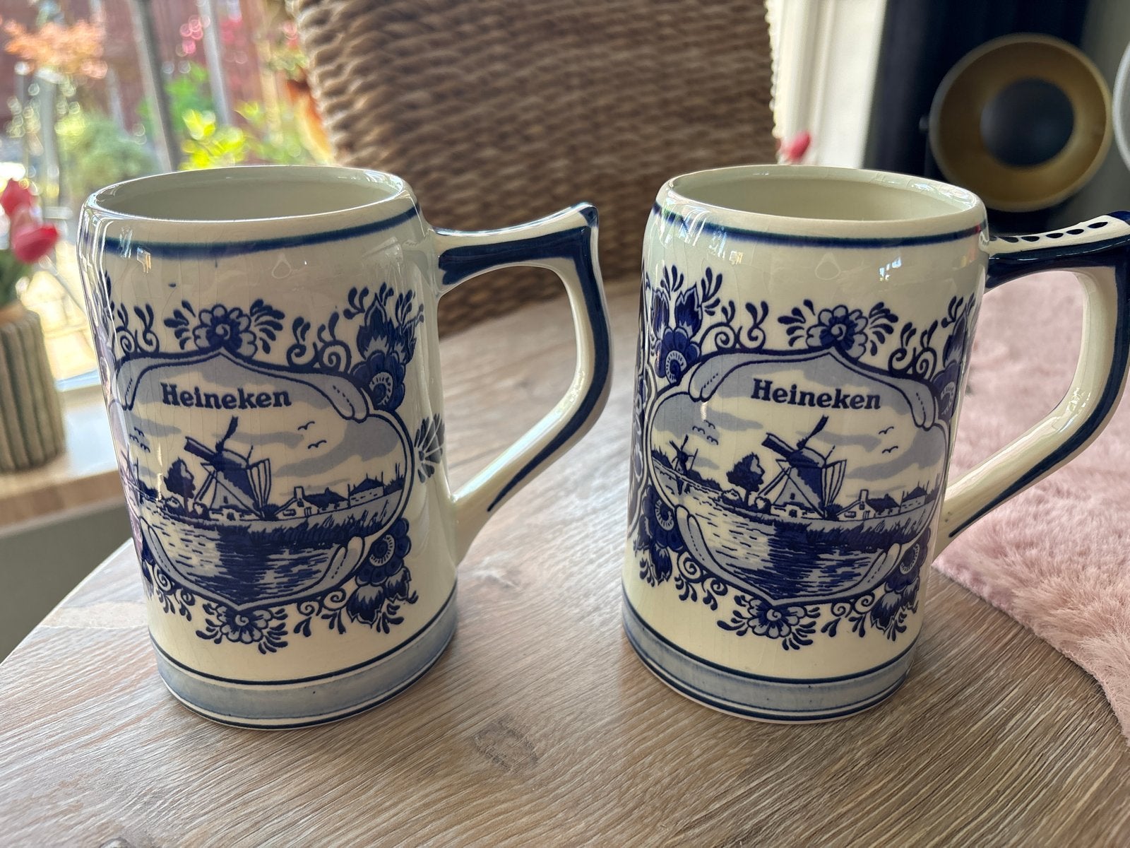 Set van 2 handgeschilderde Heineken Delftse Blauwe mokken, Ophalen of Verzenden