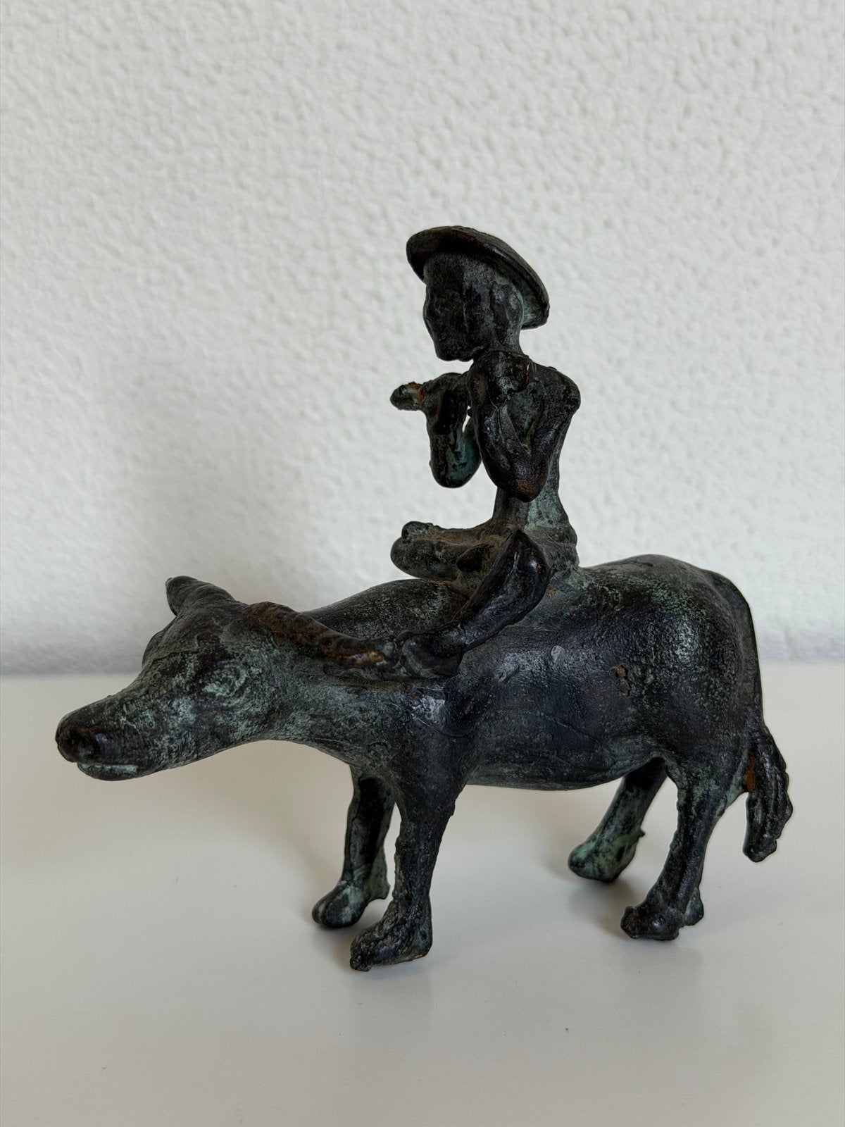 Bronzen beeldje: Fluitspeler op os, Antiek en Kunst, Minder dan 20 cm, Ophalen of Verzenden, Scène, Beeld