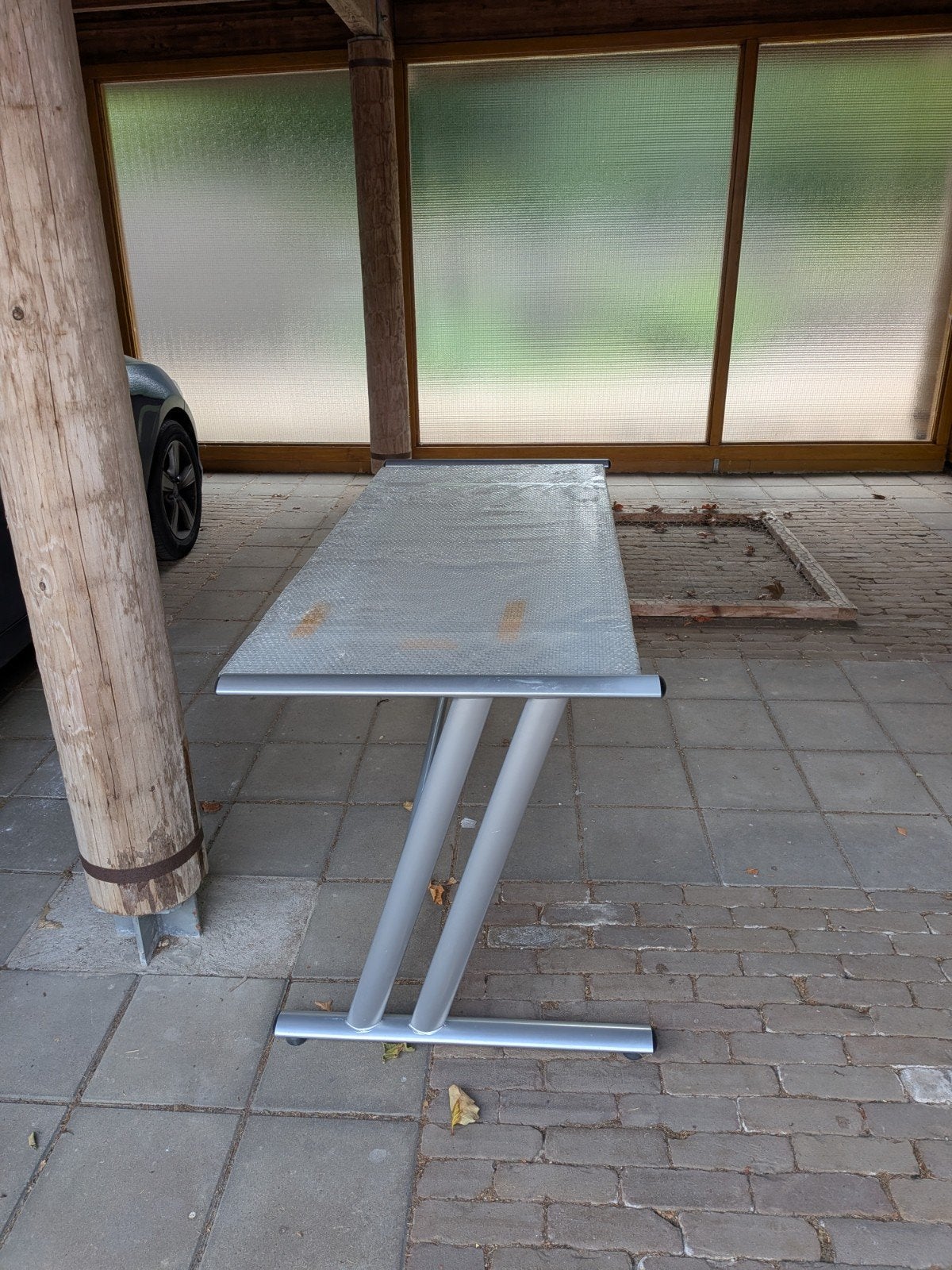 Glazen tafel met metalen onderstel - 154x66,5x72,5 cm, Huis en Inrichting, Tafels | Eettafels, Ophalen, Gebruikt, 50 tot 100 cm