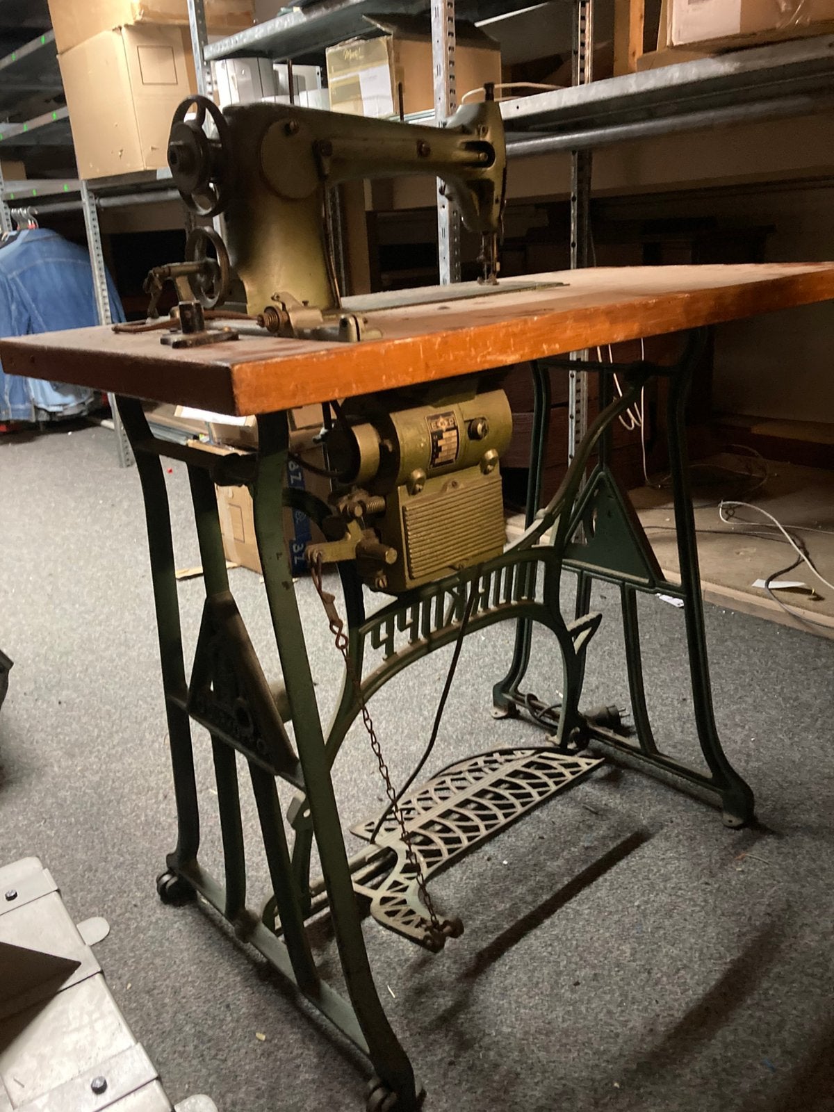 Oude industrie naaimachine met onderstel, Ophalen
