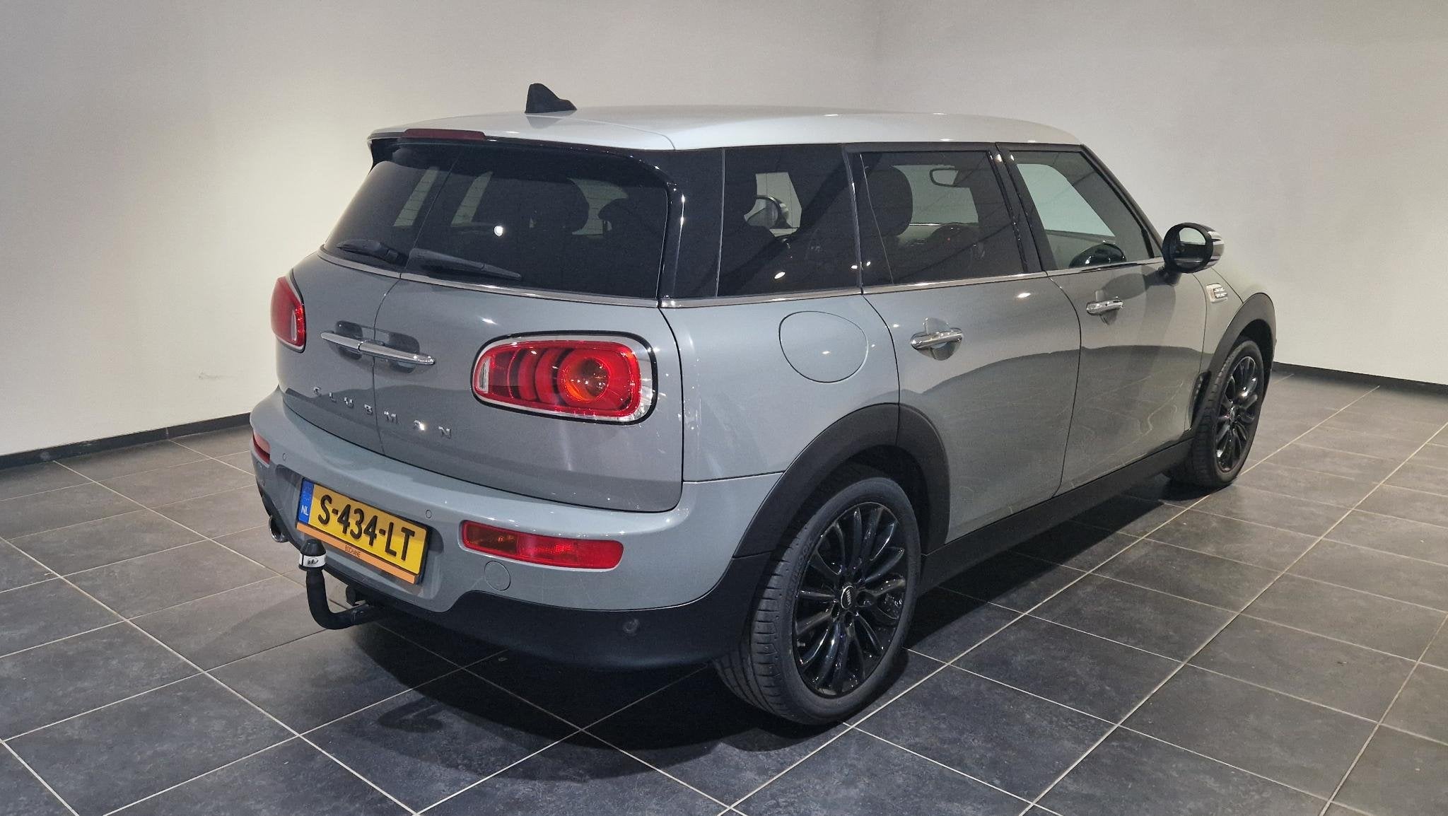 MINI Clubman 1.5 Cooper Chili | Leder | Navigatie | Trekhaak, Voorwielaandrijving, 136 pk, Gebruikt, Leder