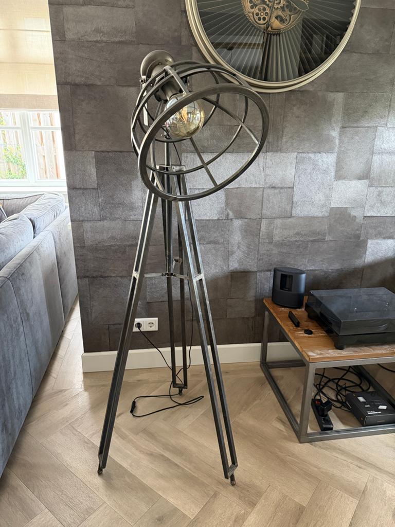 Industriële vloerlamp driepoot - Zo goed als nieuw, Huis en Inrichting, Ophalen, Zo goed als nieuw, Metaal, 150 tot 200 cm