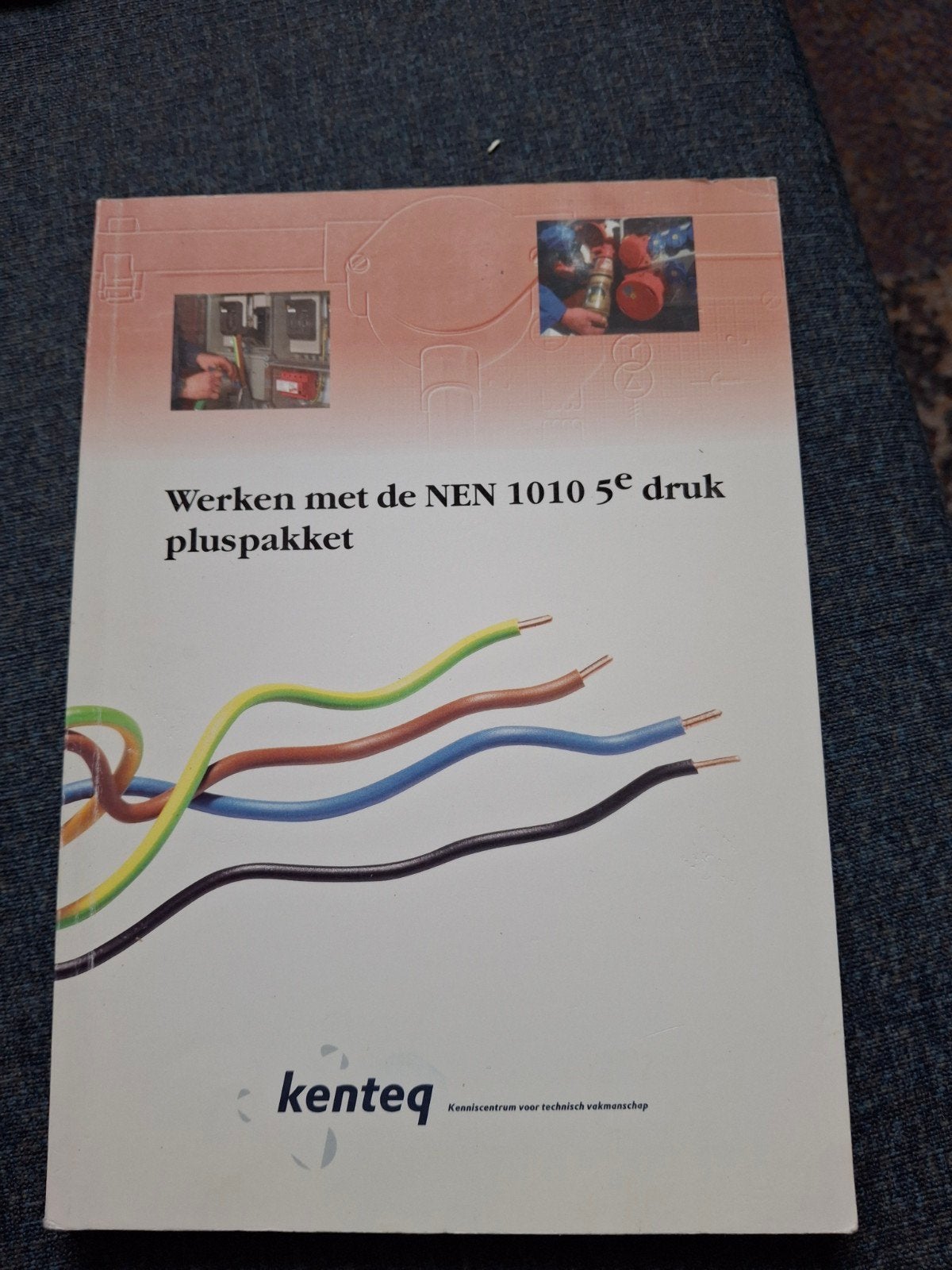 Werken met de NEN 1010 5e druk pluspakket, Boeken, Ophalen of Verzenden, Zo goed als nieuw, Elektrotechniek, Kenteq