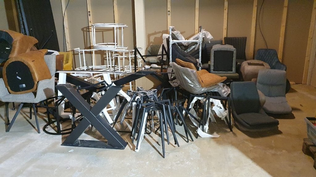 Kleine restpartij meubels, Ophalen