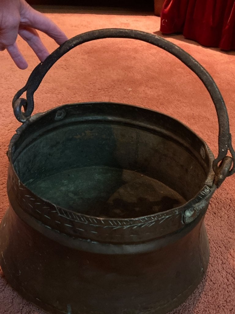 Koperen ketel voor haardhout, Ophalen, Brons