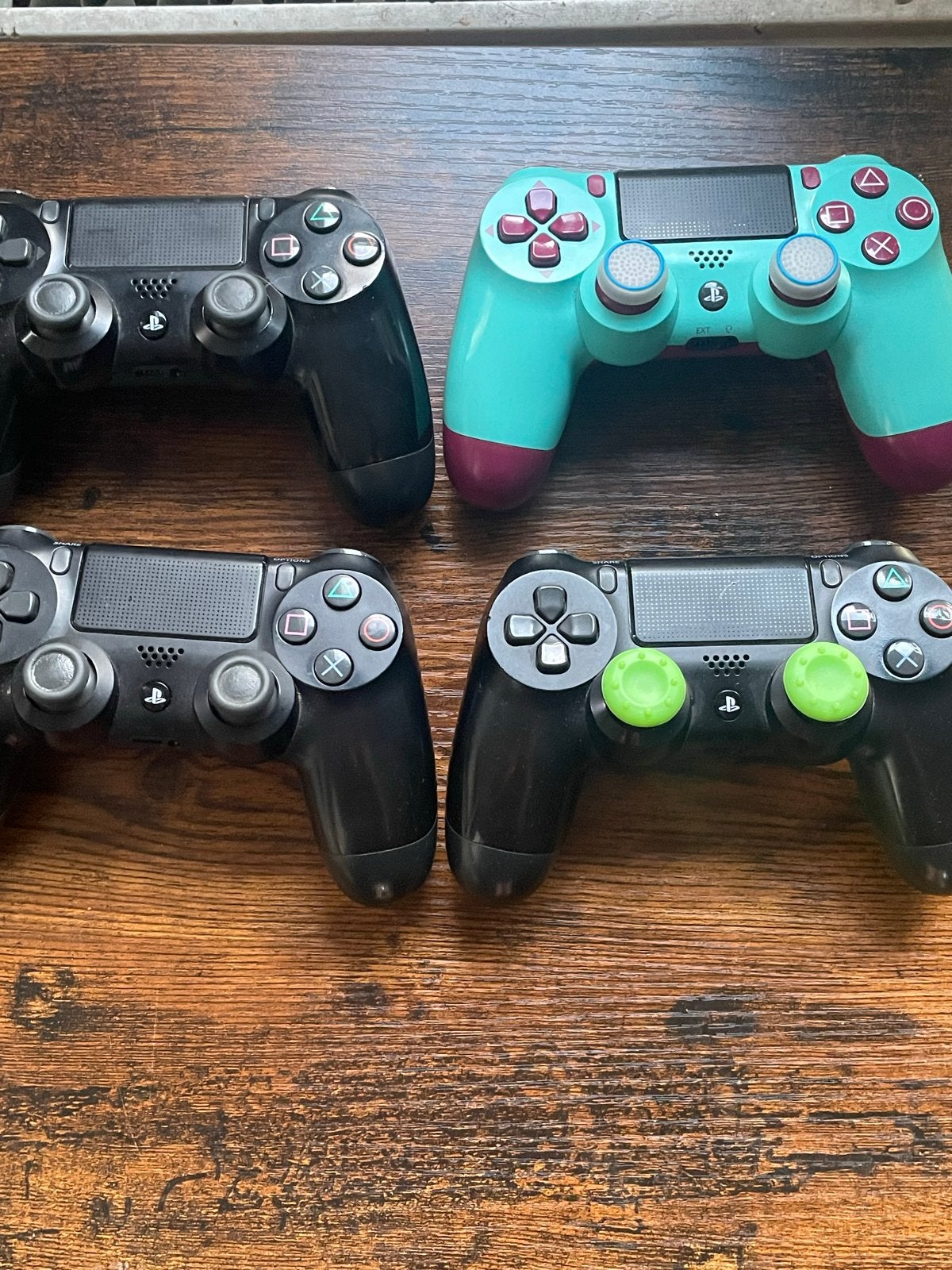 PlayStation 4 Slim met 4 controllers en oplaadstation 1TB, Gebruikt, Ophalen of Verzenden, 1 TB, Met 3 controllers of meer